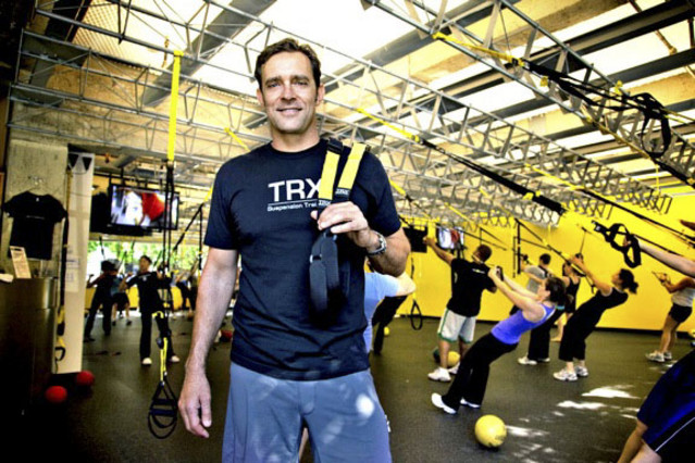 Рэнди Хетрик в 2005г начал продавать тренажер TRX